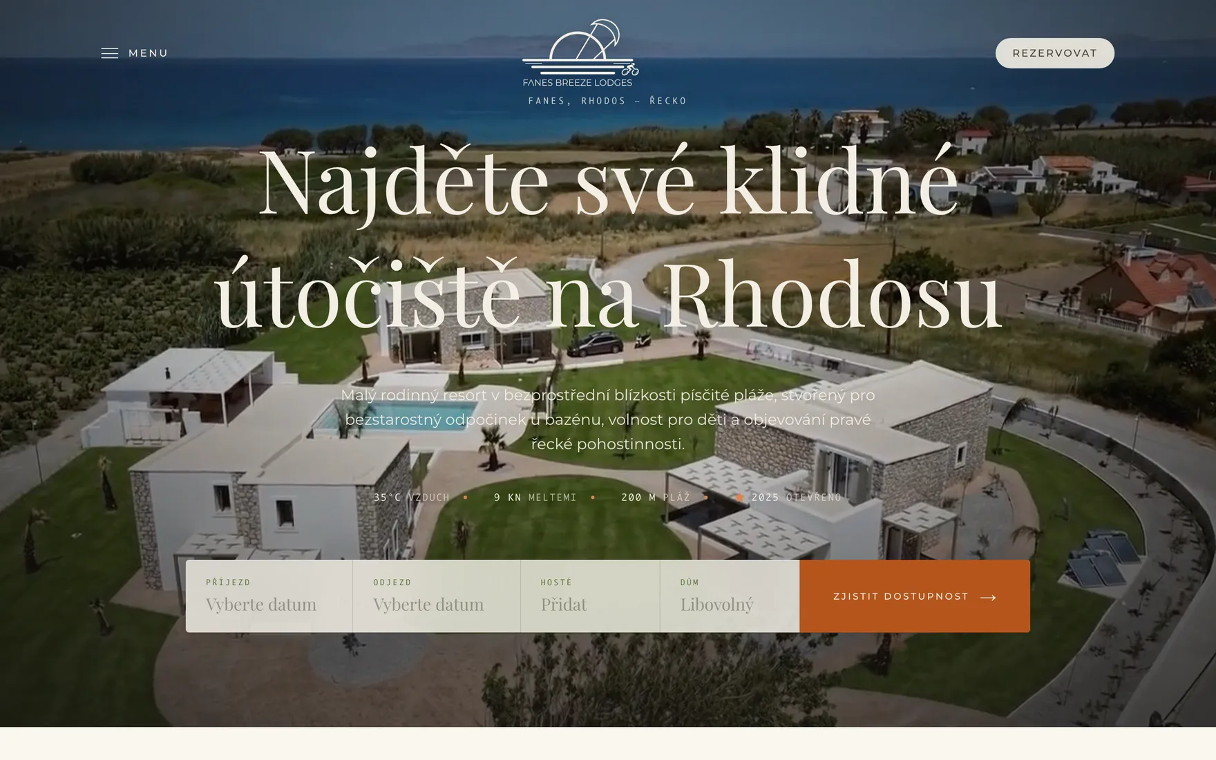 Úvodní stránka faneslodges.com — letecký pohled na resort a vyhledávání termínu